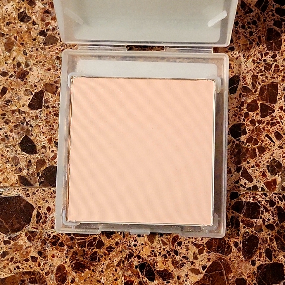 Ivory 1: Sheer Mineral Pressed Powder